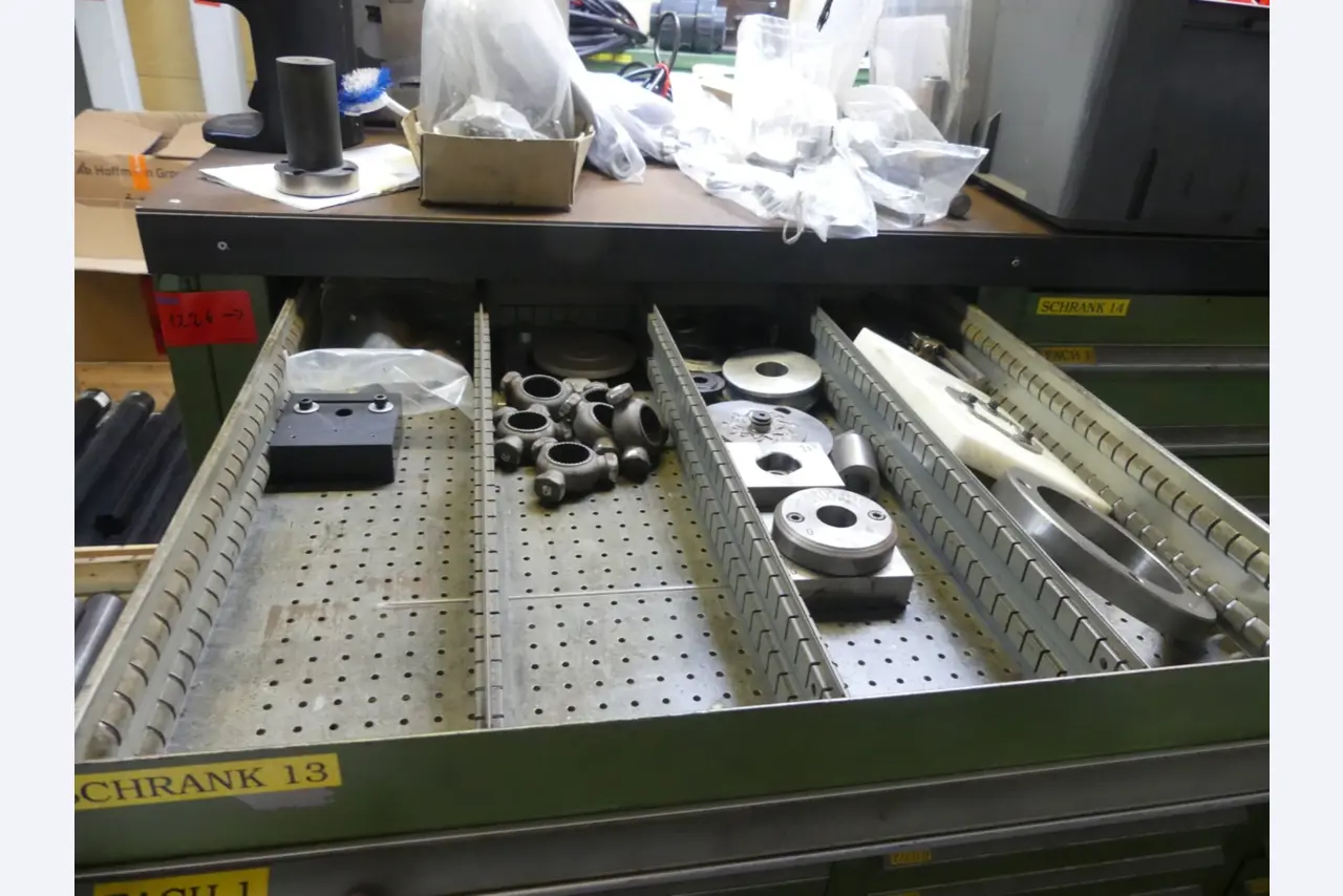 Bearbeitungszentren, metallbearbeitende Maschinen und Produktionslinen aus der Automobilindustrie-2