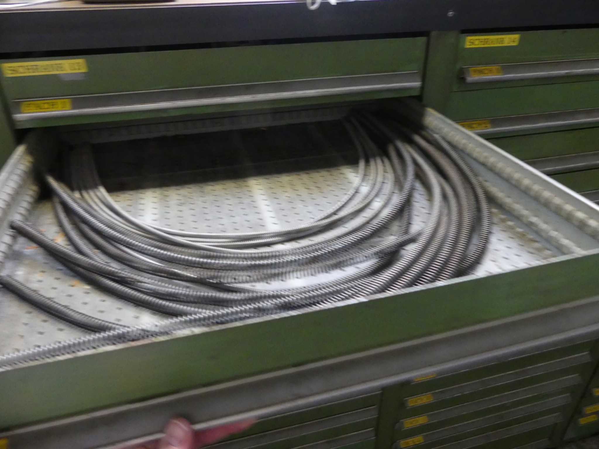 Bearbeitungszentren, metallbearbeitende Maschinen und Produktionslinen aus der Automobilindustrie-3