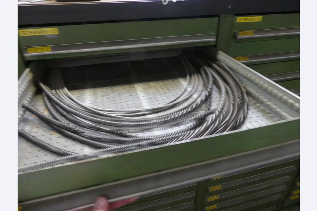 Bearbeitungszentren, metallbearbeitende Maschinen und Produktionslinen aus der Automobilindustrie-3