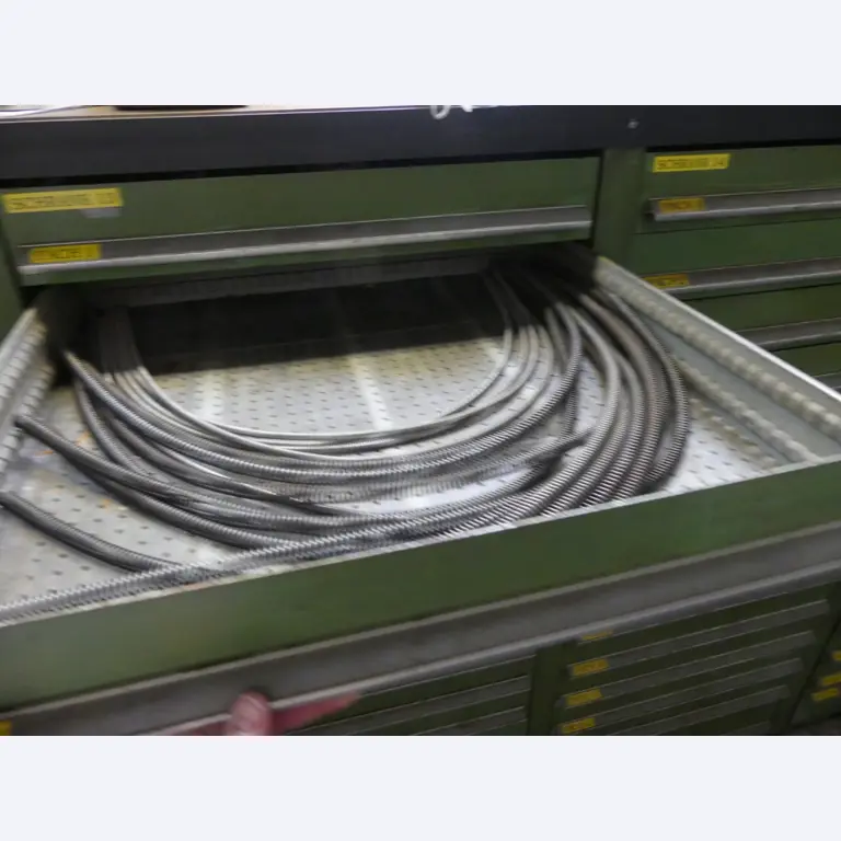 Bearbeitungszentren, metallbearbeitende Maschinen und Produktionslinen aus der Automobilindustrie-3