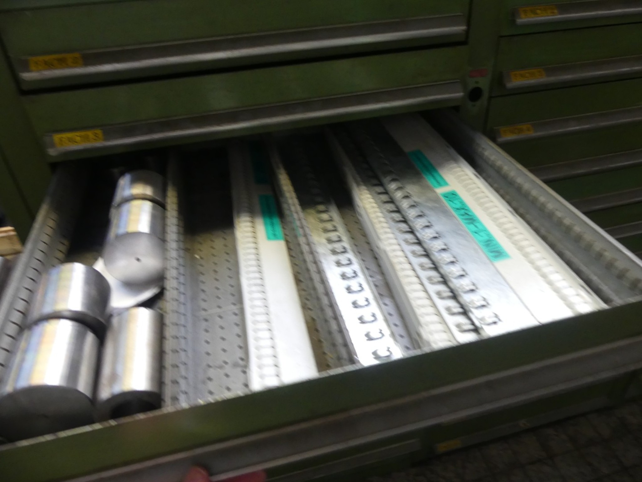 Bearbeitungszentren, metallbearbeitende Maschinen und Produktionslinen aus der Automobilindustrie-4