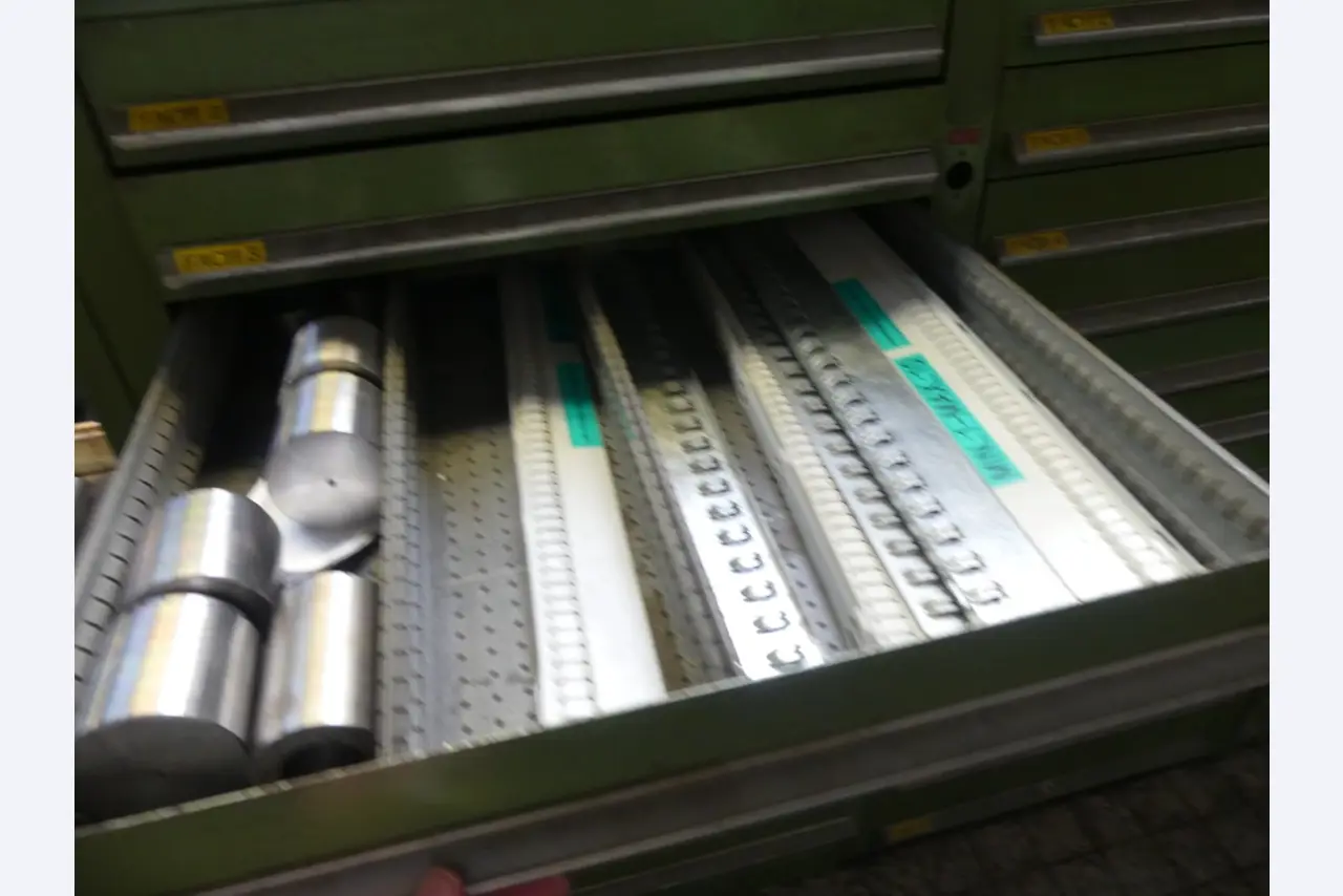 Bearbeitungszentren, metallbearbeitende Maschinen und Produktionslinen aus der Automobilindustrie-4