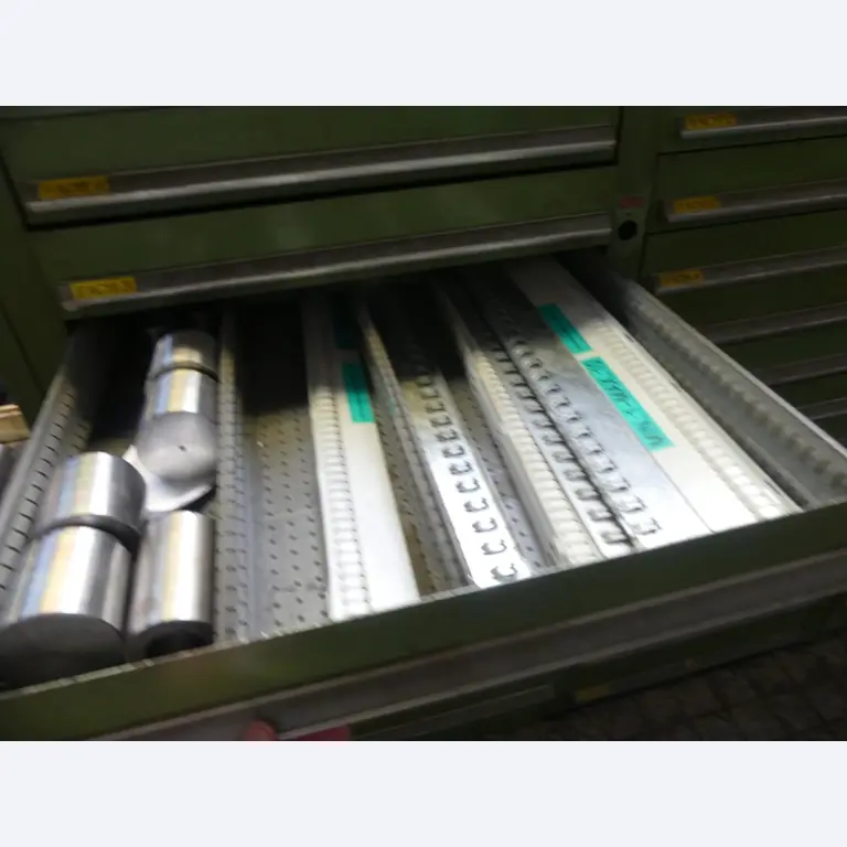 Bearbeitungszentren, metallbearbeitende Maschinen und Produktionslinen aus der Automobilindustrie-4