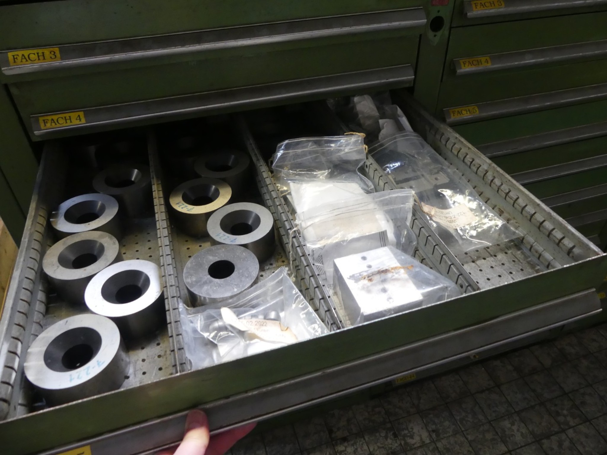 Bearbeitungszentren, metallbearbeitende Maschinen und Produktionslinen aus der Automobilindustrie-5