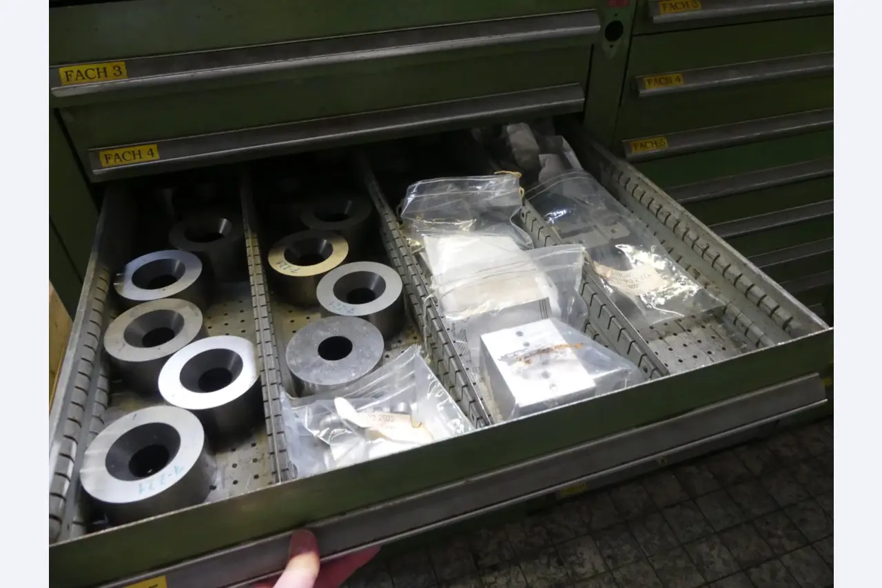 Bearbeitungszentren, metallbearbeitende Maschinen und Produktionslinen aus der Automobilindustrie-5
