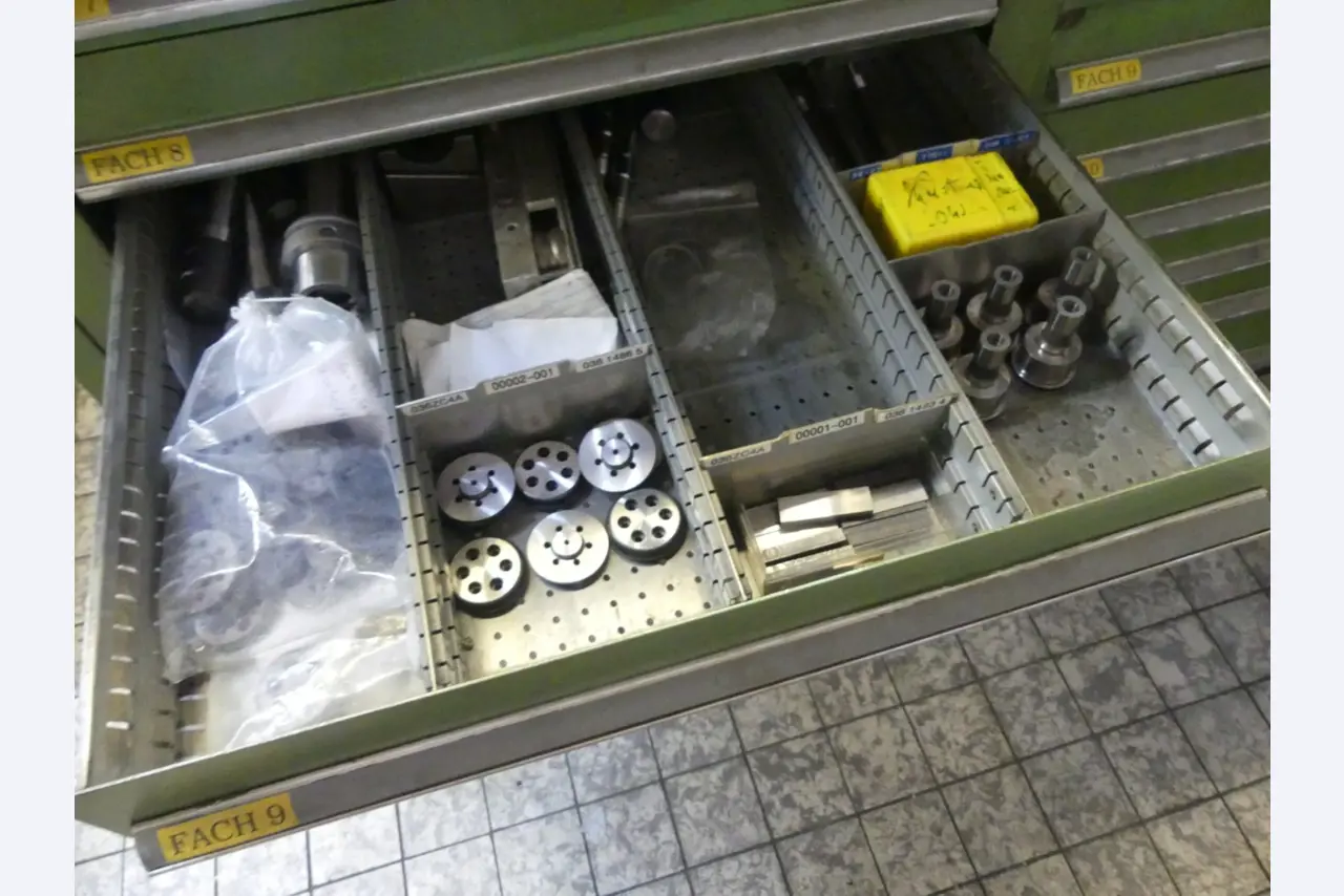 Bearbeitungszentren, metallbearbeitende Maschinen und Produktionslinen aus der Automobilindustrie-6