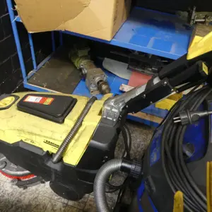 Floor scrubber