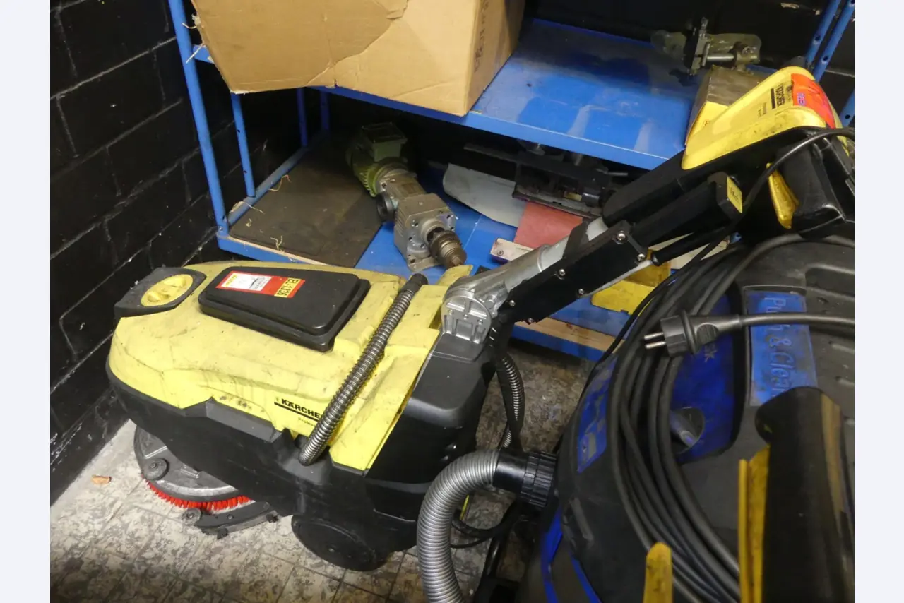 Bearbeitungszentren, metallbearbeitende Maschinen und Produktionslinen aus der Automobilindustrie-1