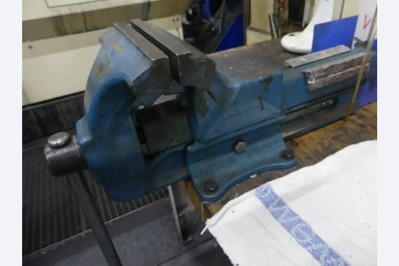 Bearbeitungszentren, metallbearbeitende Maschinen und Produktionslinen aus der Automobilindustrie-2