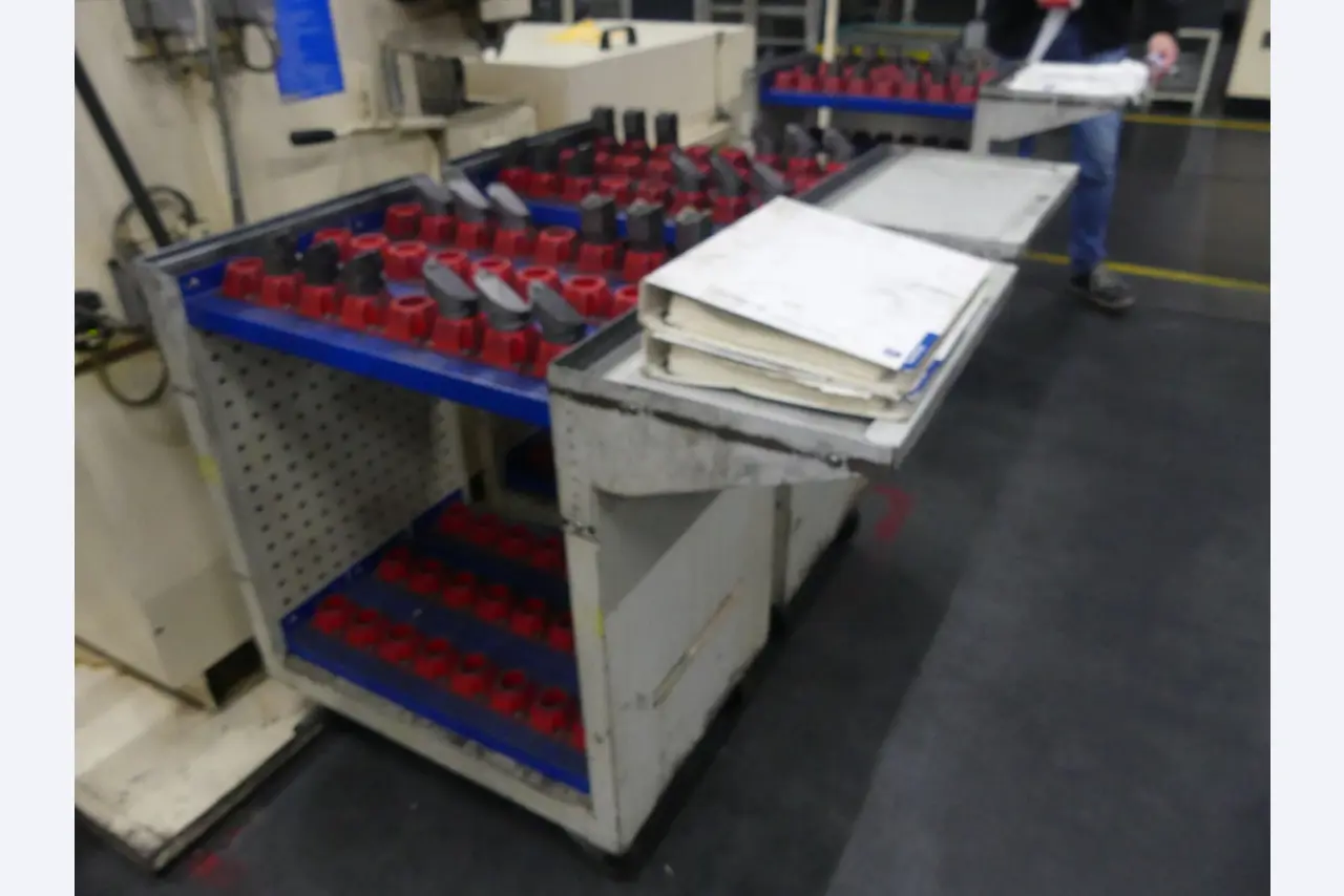 Bearbeitungszentren, metallbearbeitende Maschinen und Produktionslinen aus der Automobilindustrie-3