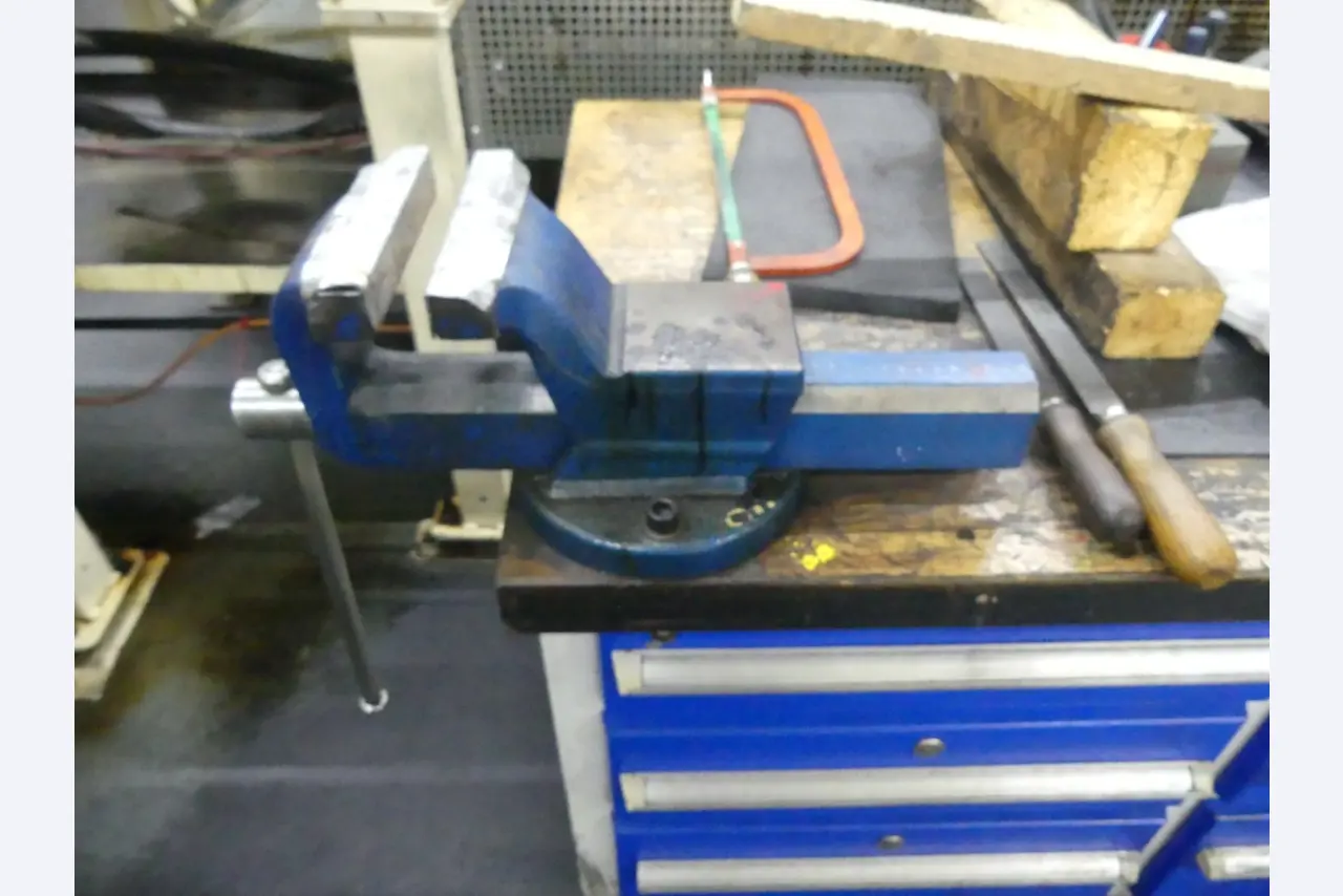 Bearbeitungszentren, metallbearbeitende Maschinen und Produktionslinen aus der Automobilindustrie-2
