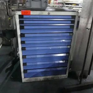 Armário com gaveta para ferramentas