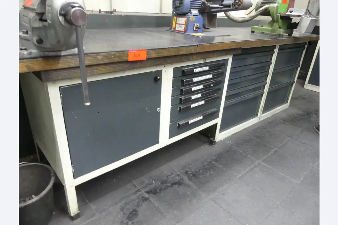 Bearbeitungszentren, metallbearbeitende Maschinen und Produktionslinen aus der Automobilindustrie-1