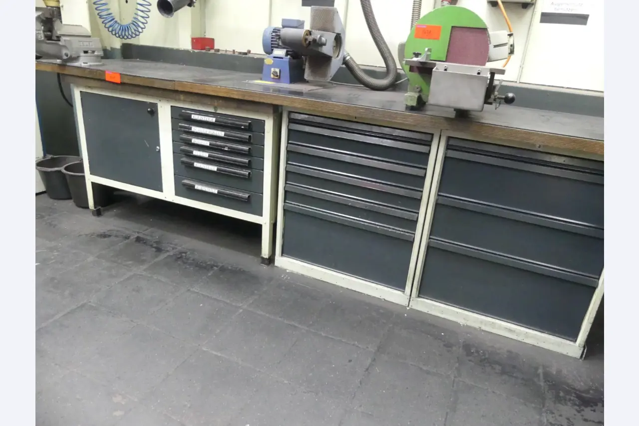 Bearbeitungszentren, metallbearbeitende Maschinen und Produktionslinen aus der Automobilindustrie-2