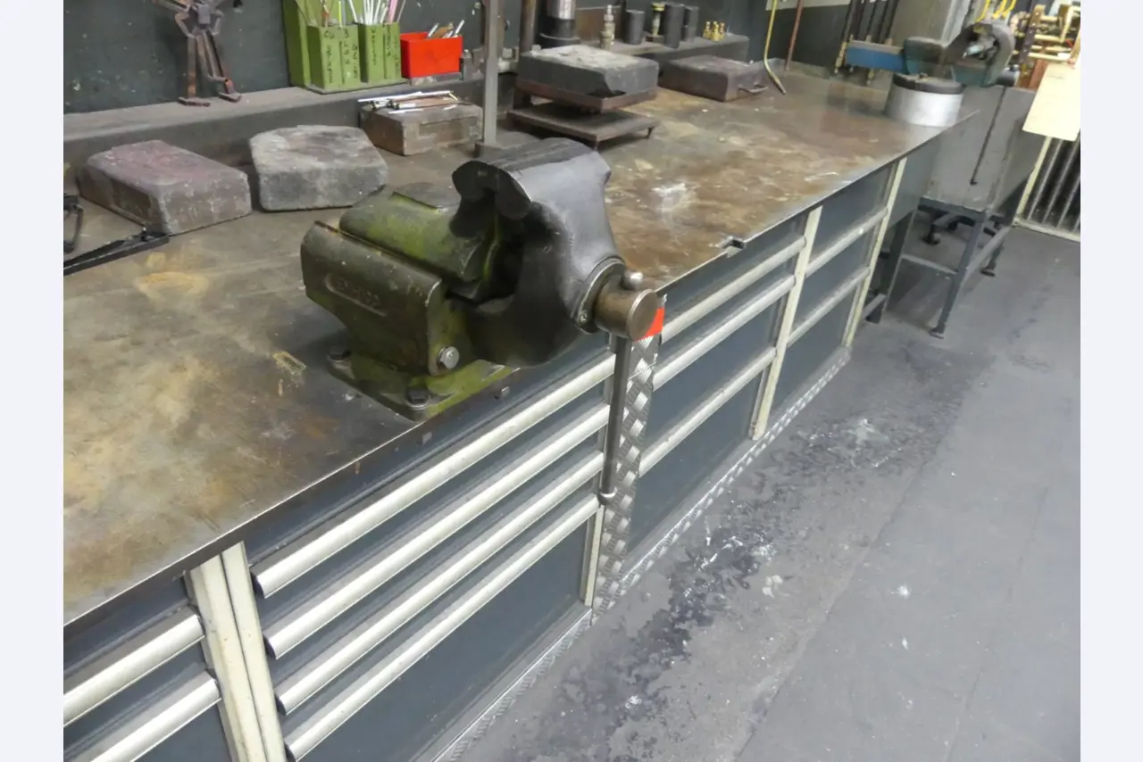 Bearbeitungszentren, metallbearbeitende Maschinen und Produktionslinen aus der Automobilindustrie-2
