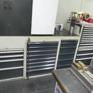 4 Armário com gaveta para ferramentas