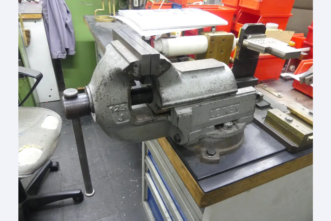 Centres d'usinage, machines d'usinage des métaux et lignes de production de l'industrie automobile-3