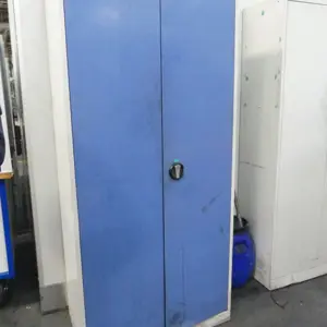 Roupeiro com porta com dobradiças em aço