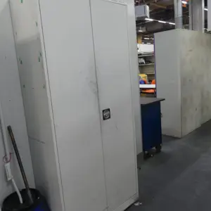 Roupeiro com porta com dobradiças em aço