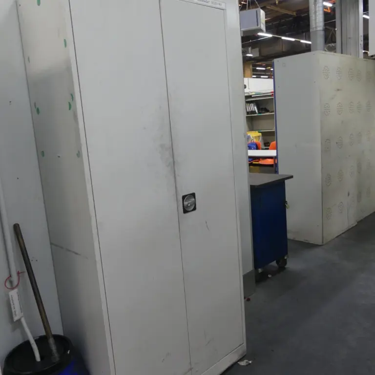 Roupeiro com porta com dobradiças em aço