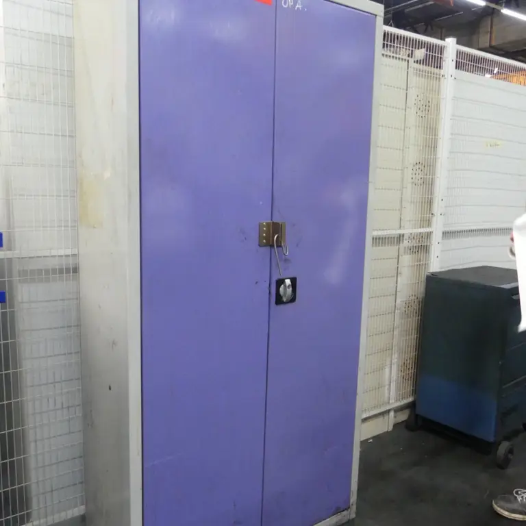 Armário com porta articulada em aço