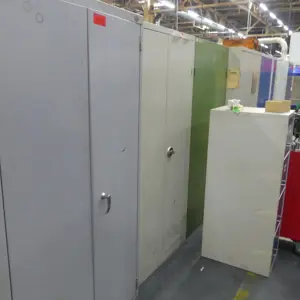 9 Roupeiro com porta com dobradiças em aço