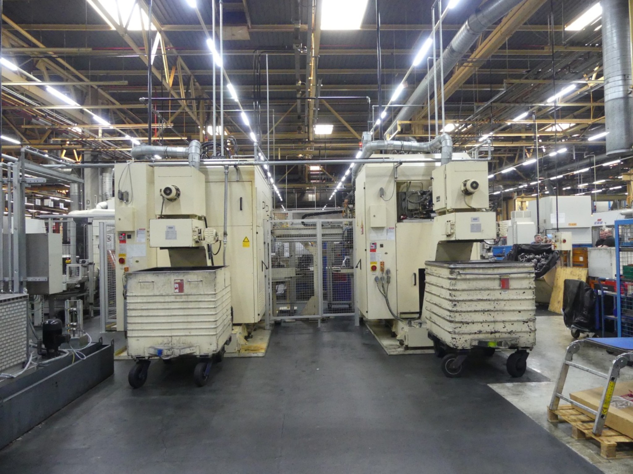 Centres d'usinage, machines d'usinage des métaux et lignes de production de l'industrie automobile-12