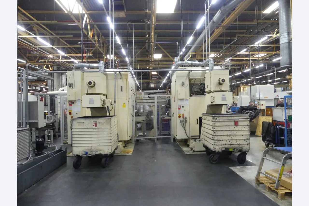 Centres d'usinage, machines d'usinage des métaux et lignes de production de l'industrie automobile-12
