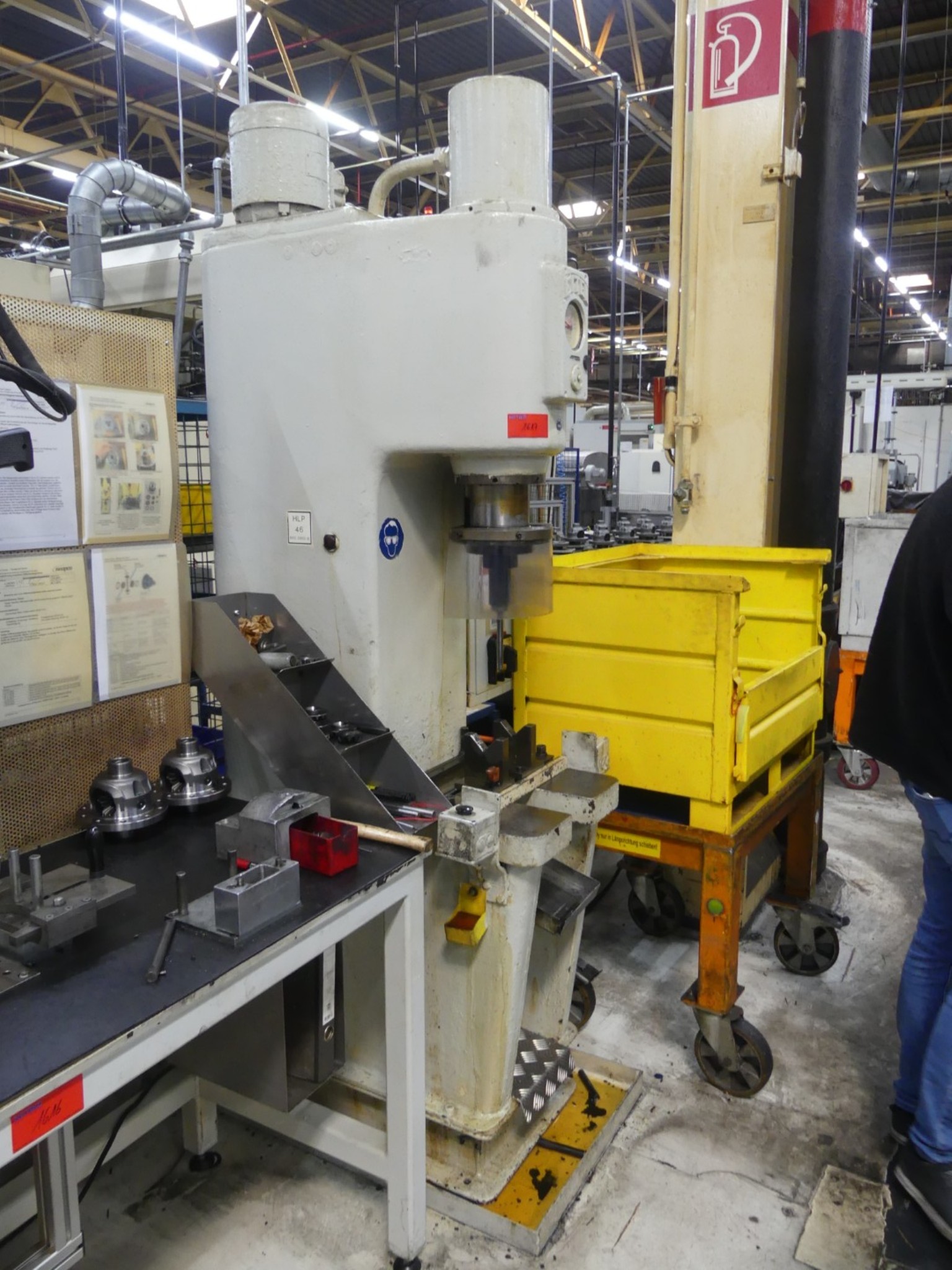 Centres d'usinage, machines d'usinage des métaux et lignes de production de l'industrie automobile-1
