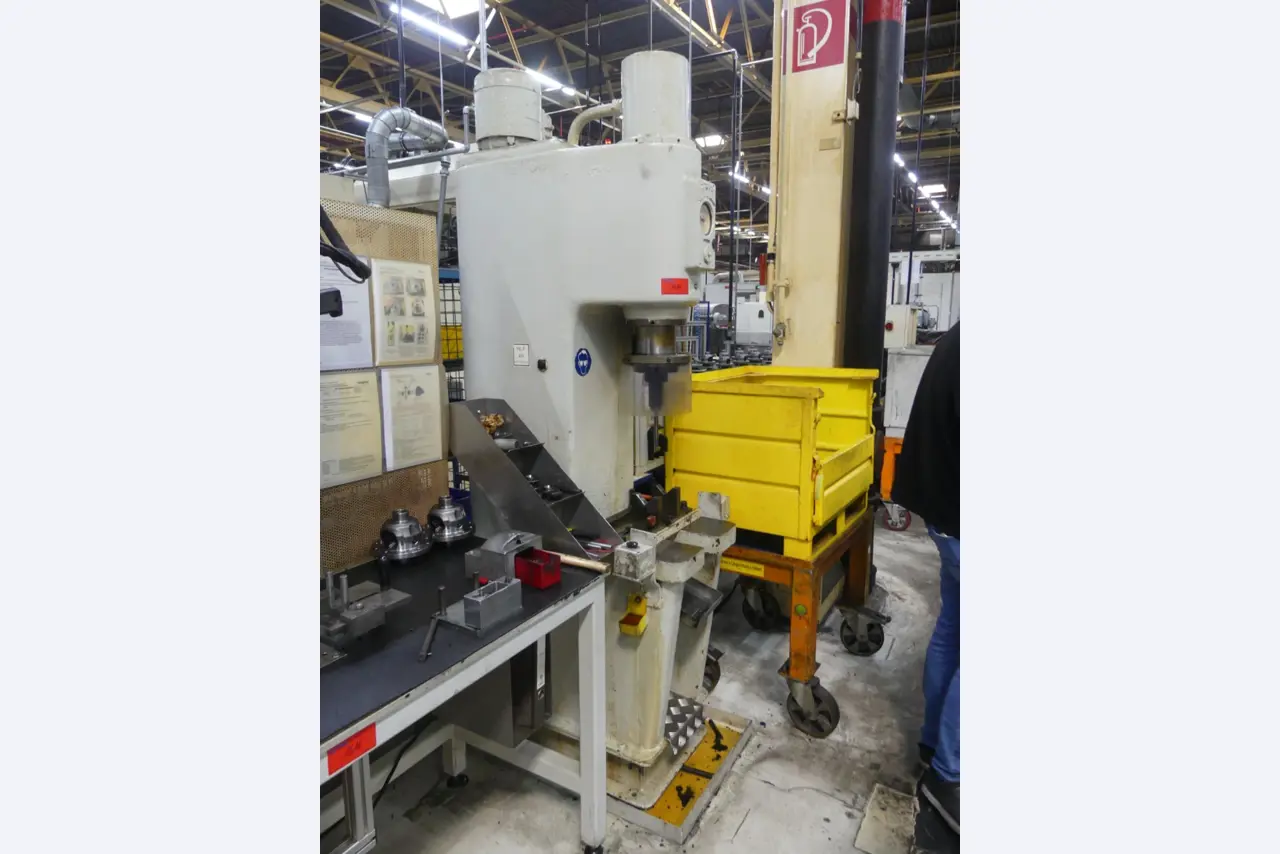 Centres d'usinage, machines d'usinage des métaux et lignes de production de l'industrie automobile-1