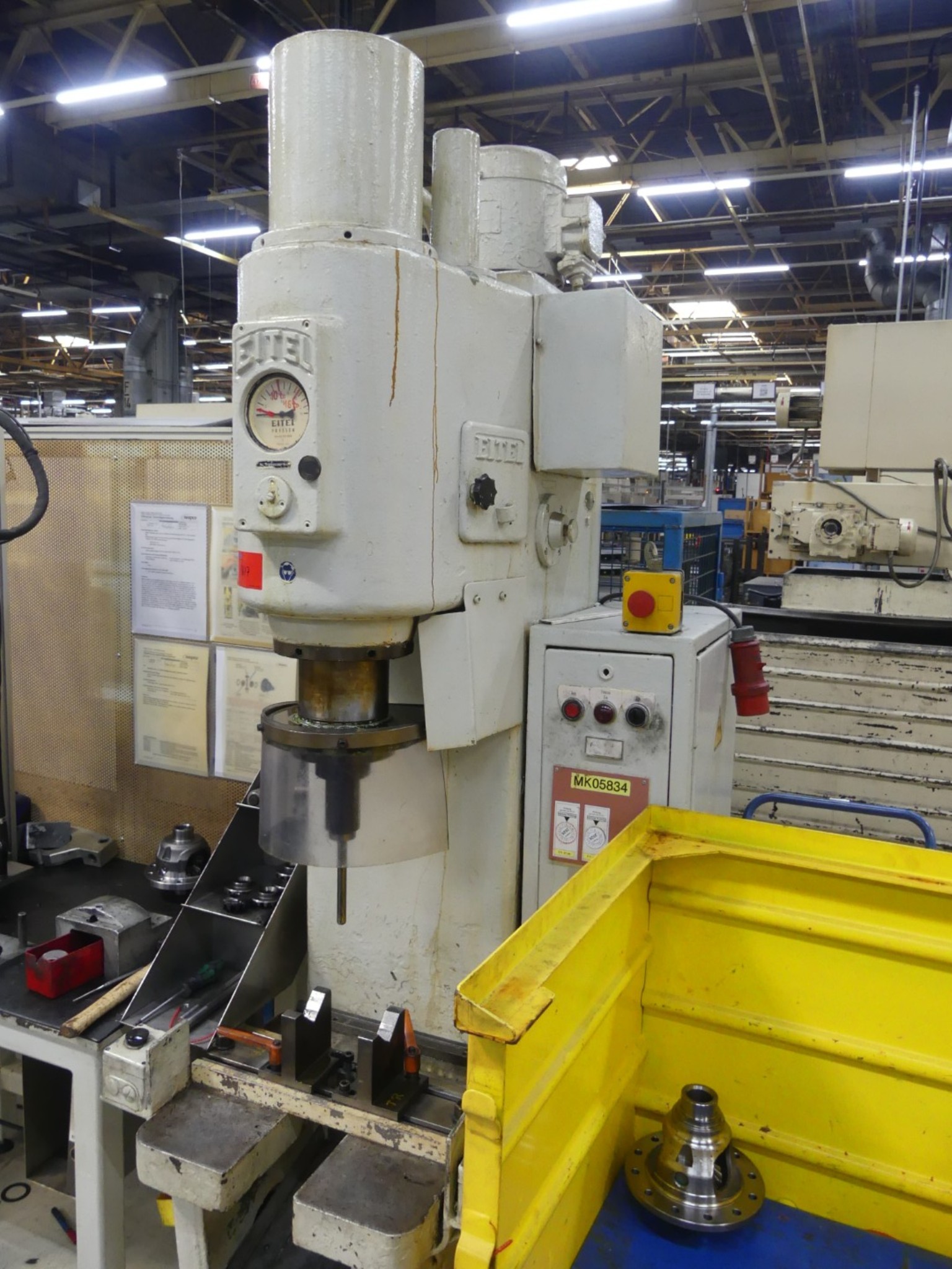 Centres d'usinage, machines d'usinage des métaux et lignes de production de l'industrie automobile-2