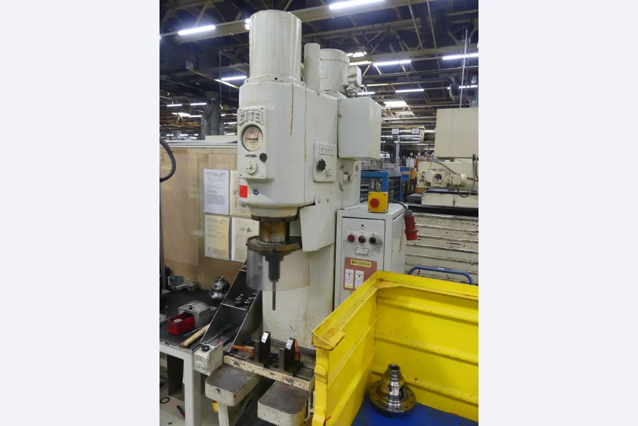 Centres d'usinage, machines d'usinage des métaux et lignes de production de l'industrie automobile-2