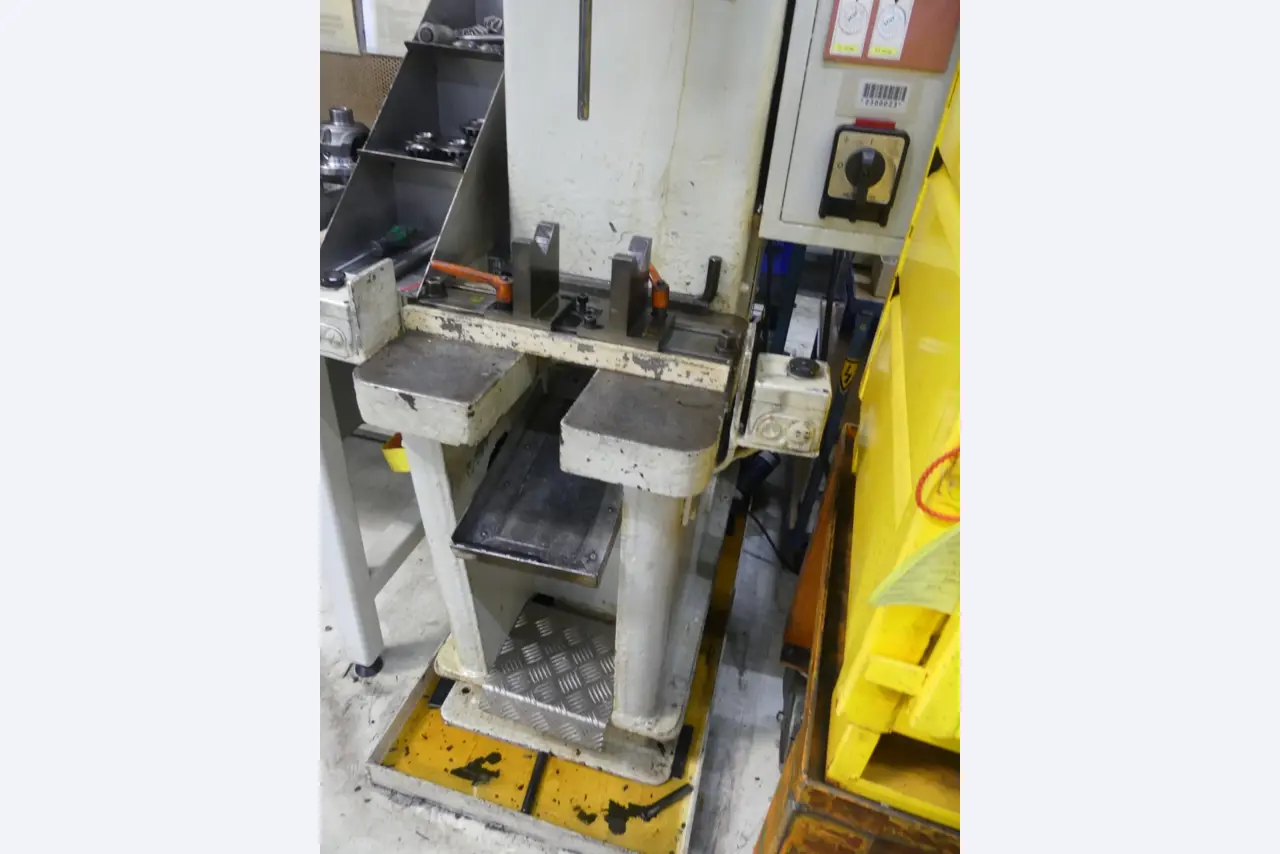 Centres d'usinage, machines d'usinage des métaux et lignes de production de l'industrie automobile-3