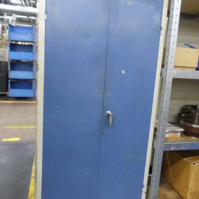 Armário com porta articulada em aço