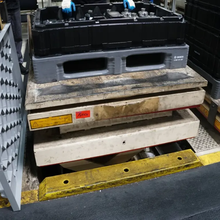 Pallet tilting device