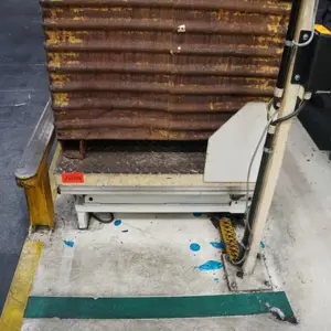Pallet tilting device