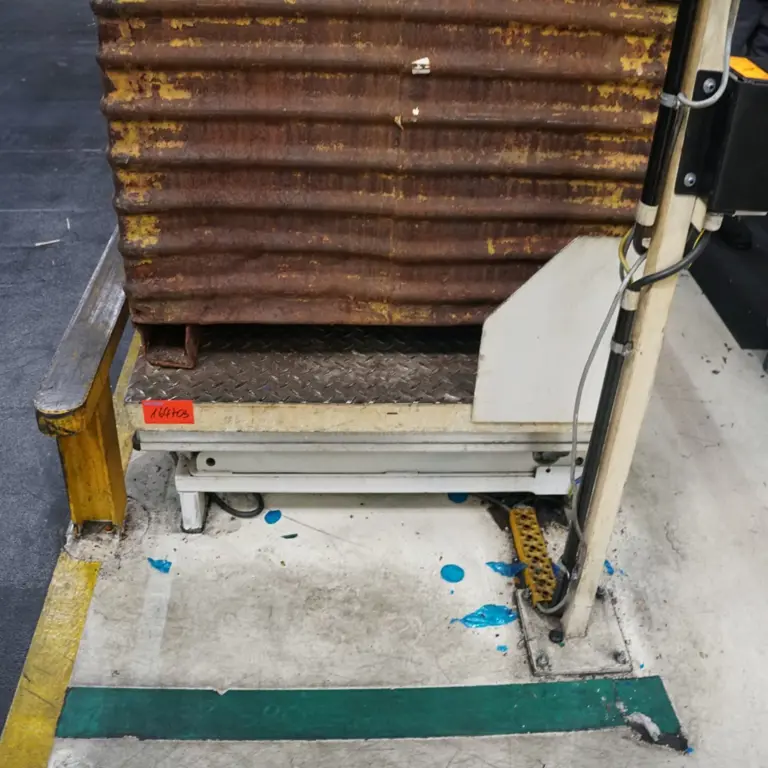 Pallet tilting device