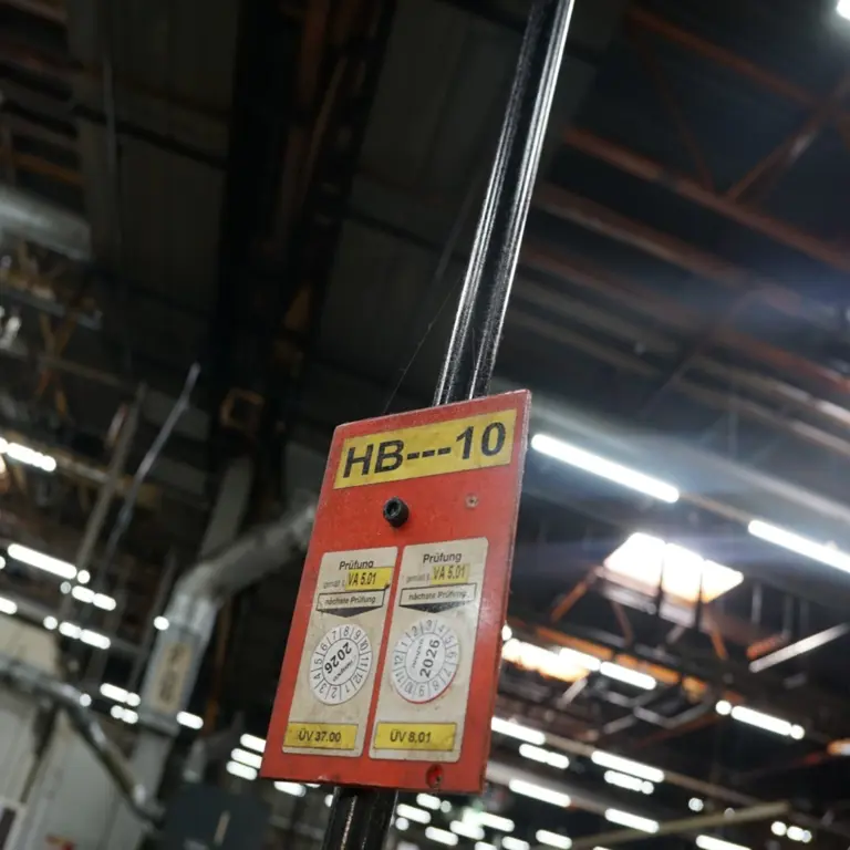 Pallet tilting device