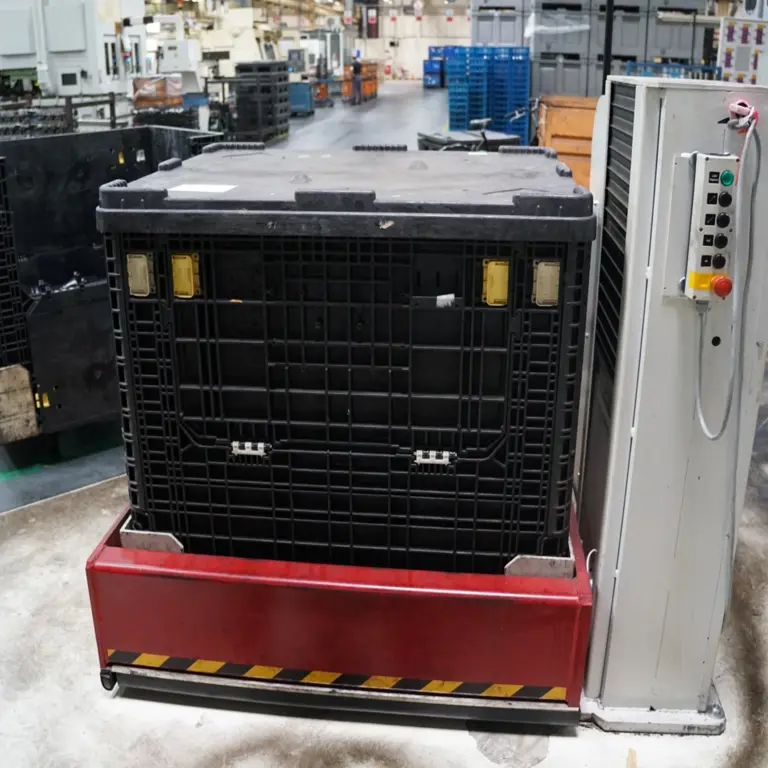 Pallet tilting device