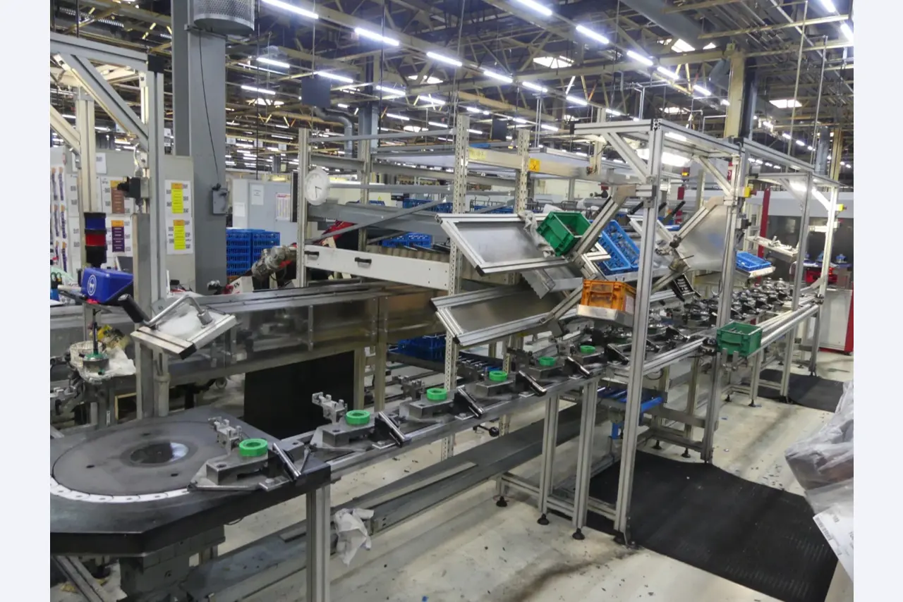 Centres d'usinage, machines d'usinage des métaux et lignes de production de l'industrie automobile-1