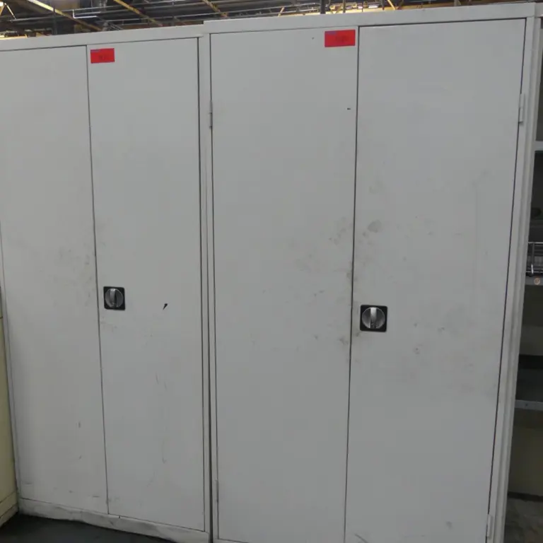 2 Armario con puertas batientes de acero