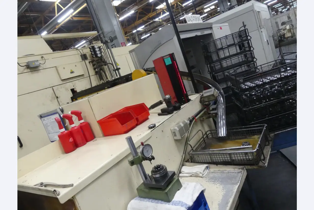Centres d'usinage, machines d'usinage des métaux et lignes de production de l'industrie automobile-6