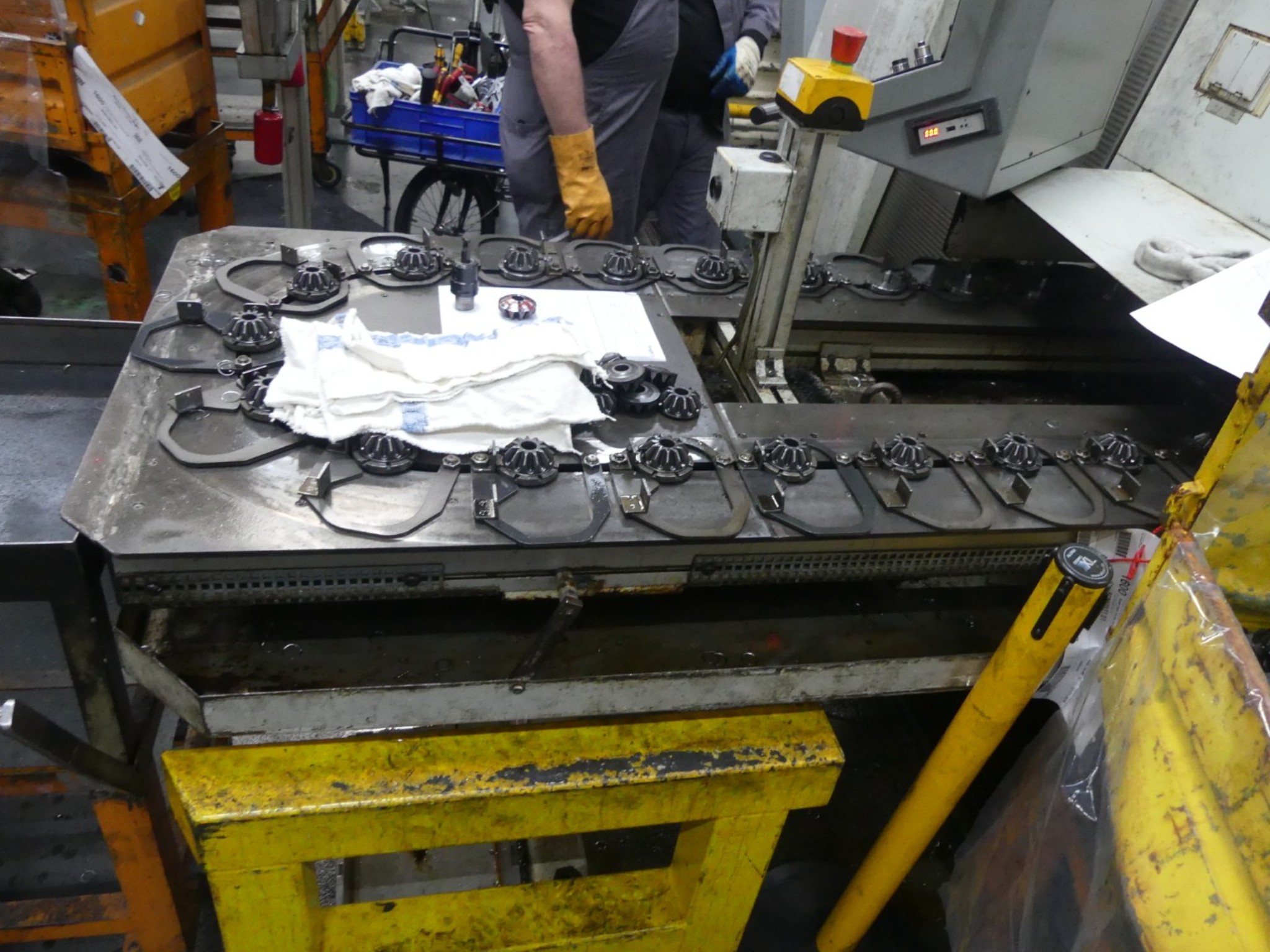 Bearbeitungszentren, metallbearbeitende Maschinen und Produktionslinen aus der Automobilindustrie-2