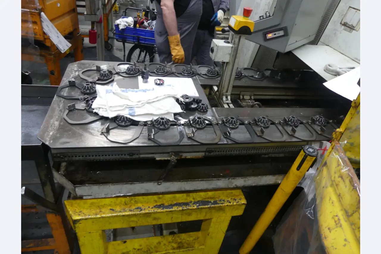 Bearbeitungszentren, metallbearbeitende Maschinen und Produktionslinen aus der Automobilindustrie-2