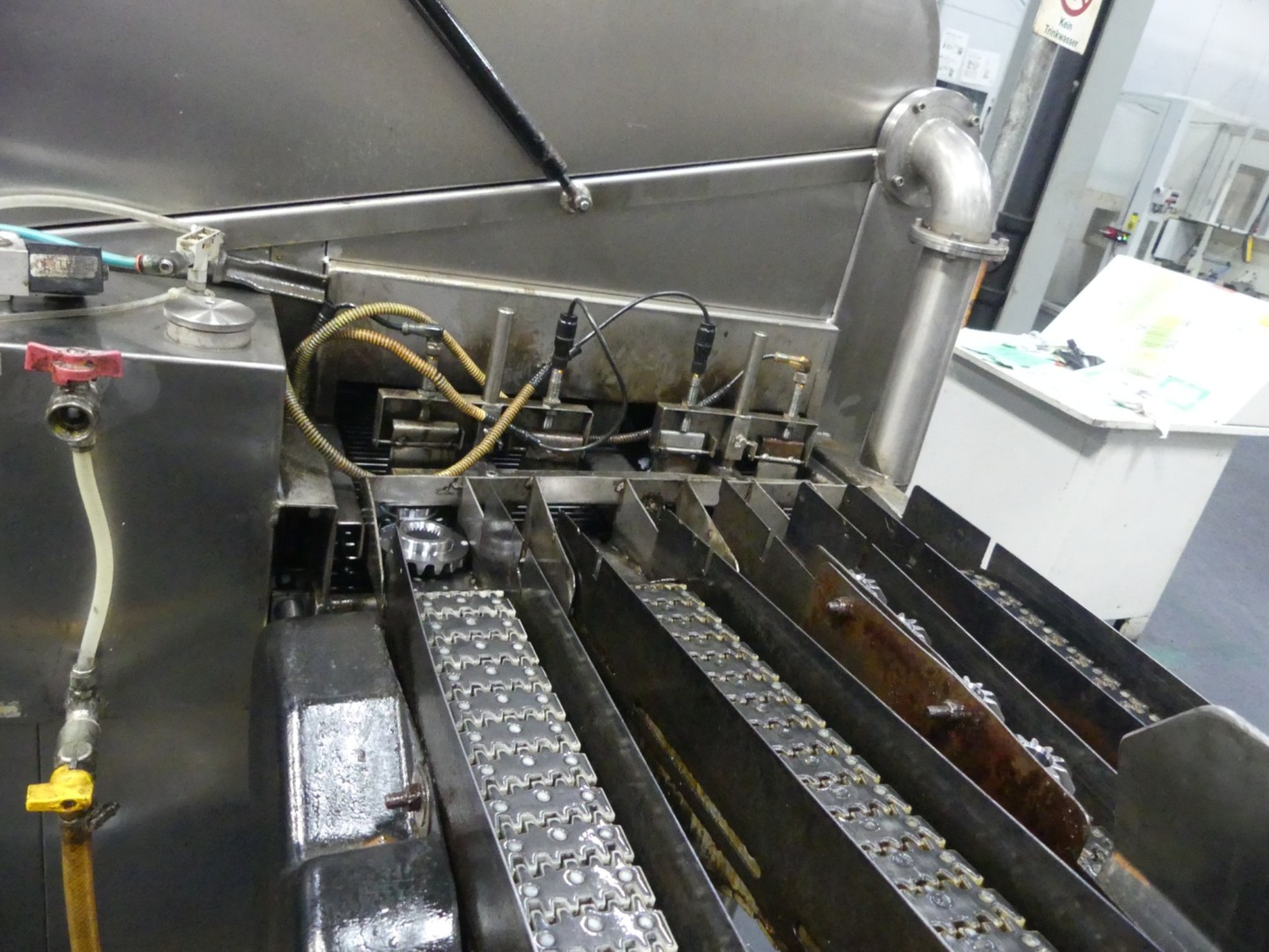 Centra obróbcze, maszyny do obróbki metalu i linie produkcyjne z branży motoryzacyjnej-4
