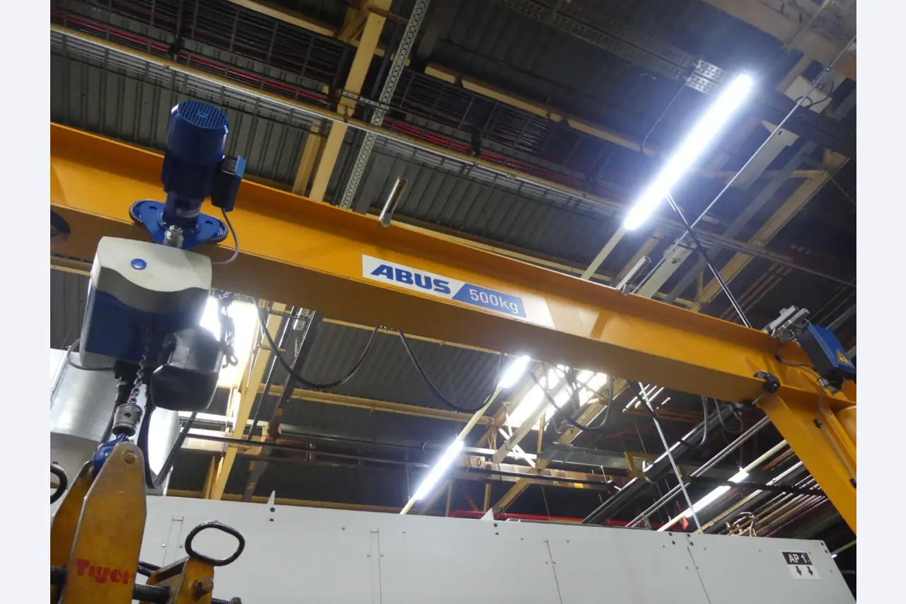 Centra obróbcze, maszyny do obróbki metalu i linie produkcyjne z branży motoryzacyjnej-7