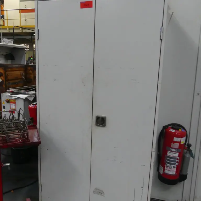 Armoire à portes battantes en acier
