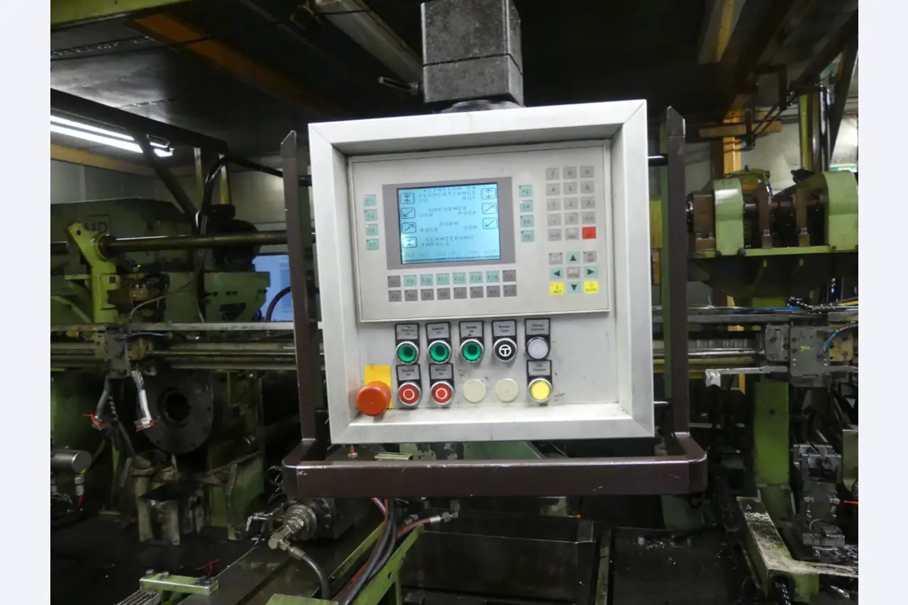 Centros de mecanizado, máquinas para trabajar el metal y líneas de producción de la industria del automóvil-16