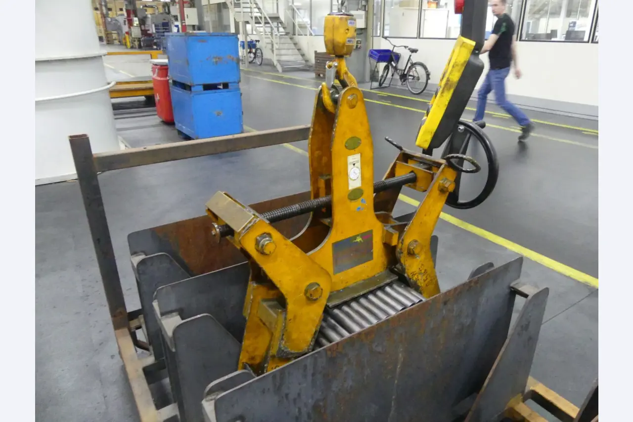 Centra obróbcze, maszyny do obróbki metalu i linie produkcyjne z branży motoryzacyjnej-3