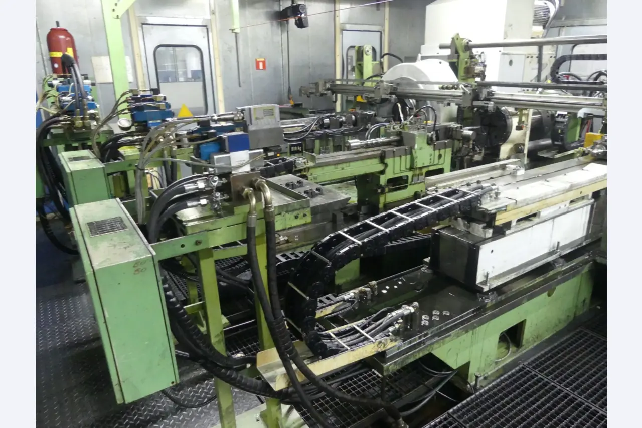 Centros de mecanizado, máquinas para trabajar el metal y líneas de producción de la industria del automóvil-9